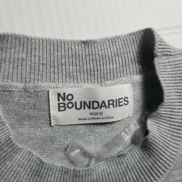NWT NO BOUNDARIES WOMEN'S GRAY WITH WHITE SWEATER SIZE XS - Picture 3 of 13